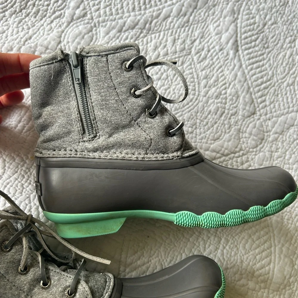 Sperry Saltwater Boot Y3 (W5). Grey fabric/grey rubber base w/green. Great shape